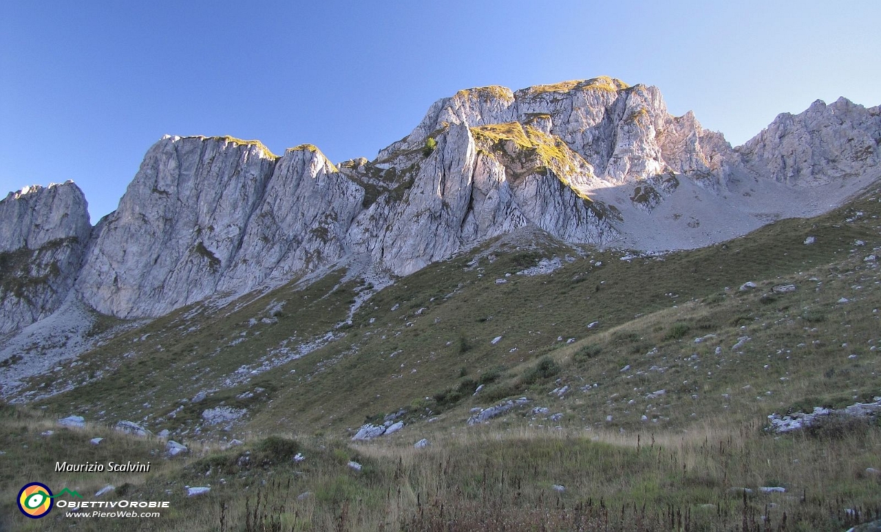 83 Il Monte Archera e la Corna dell'Erba....JPG